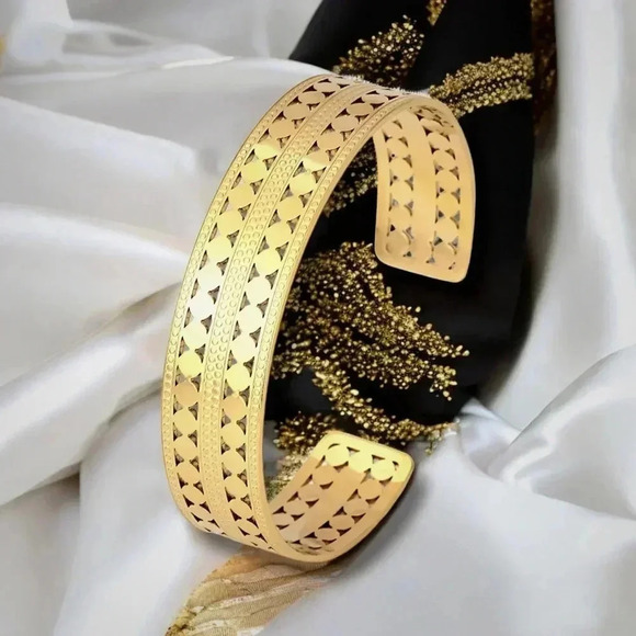 🆕️Stunning 18K Gold Plated Wide Cuff Dainty Bracelet ✨ Gift-Ready & Adjustable - Picture 1 of 15
